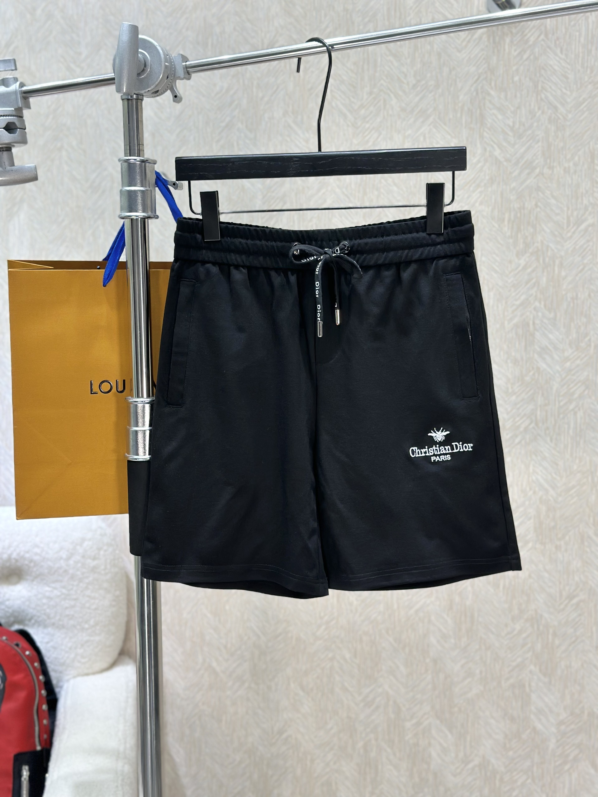 Quần short nỉ Dior CD Đen logo chữ Trắng họa tiết dập nổi túi sau Like Auth 1-1 on web VTN